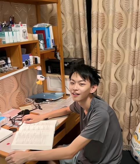 高考查分淡定哥出现了！高考出分了，爸爸问儿子总分考了多少？儿子淡定回答：648分