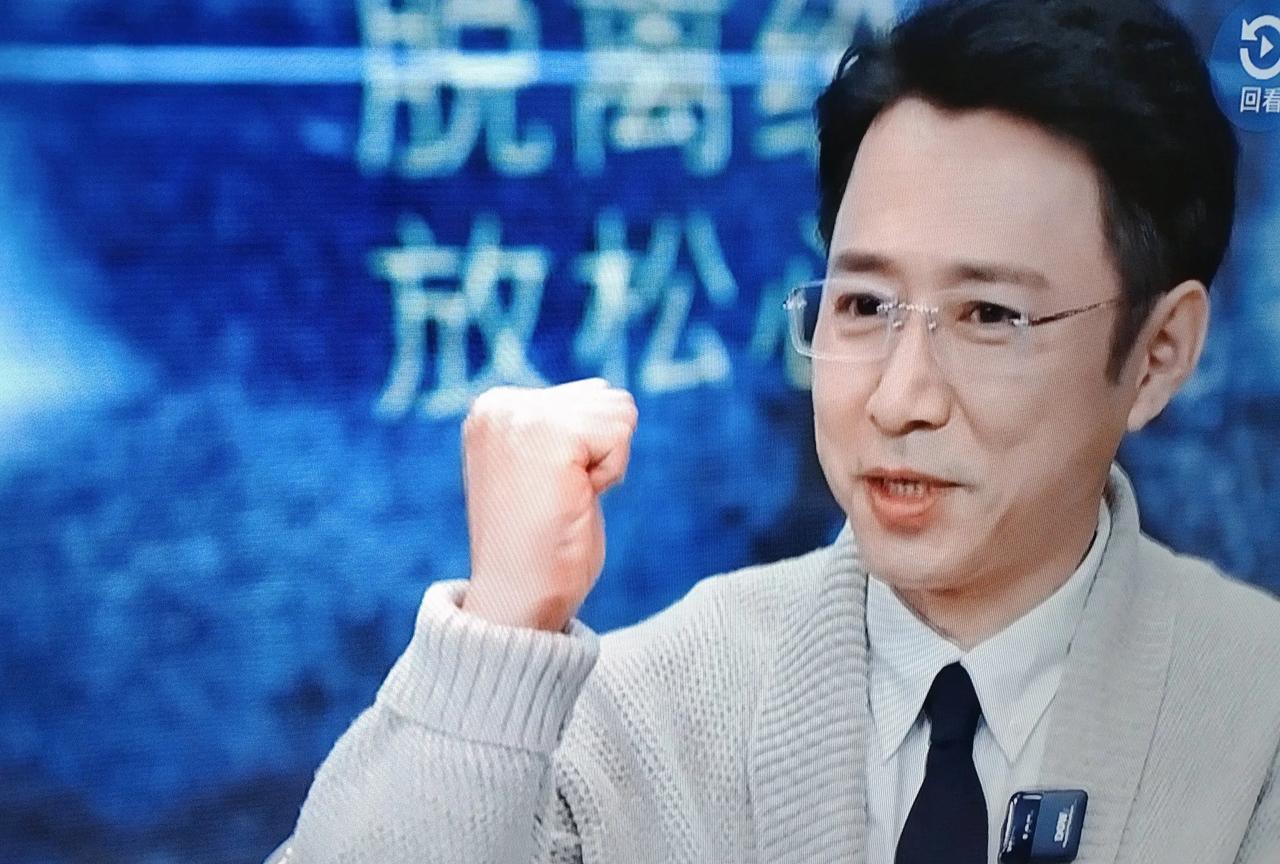 《蛮好的人生》里，一向清高的丁致远为了还叔叔的人情，也不得不想法挣钱，向他鄙视的