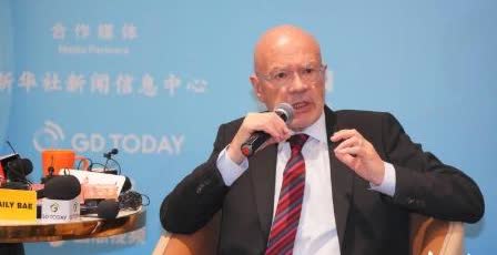 英国学者坦言：美国之所以一直针对中国，是因为中国犯了一个大错。一个建国才二三百年
