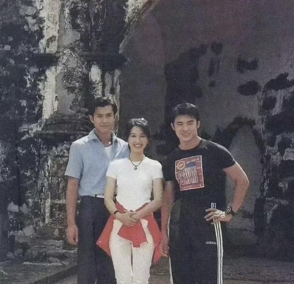 他们三，27年前的合照，时间过去得真快啊！能认出他们三的，估计现在年龄都不小了吧