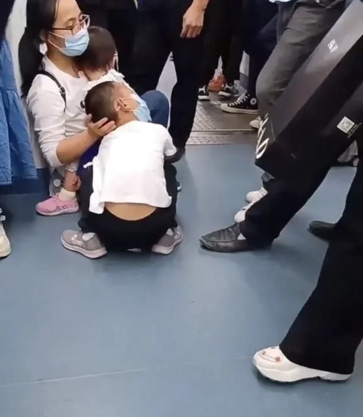 说实话，如果地铁上看到这一幕，你会让坐吗？不道德绑架。