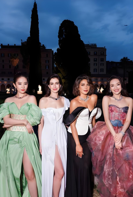 这张照片，
神仙姐姐还是有点弱的，
输在了脸型，
不够其他三位大气。