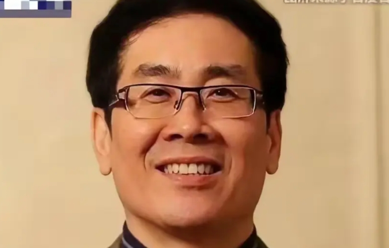 这个人是宗馥莉的三叔。
六亲不认，背后捅刀子。
吃里扒外。
望天下人引以为戒。