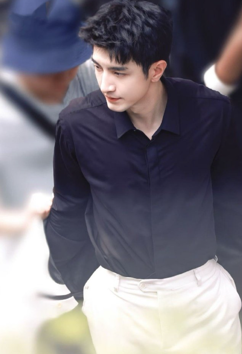 金瀚用新造型宣告：图嘉盛来了，通通闪开！繁花深处的西装金丝眼镜杀，将斯文与狠戾完