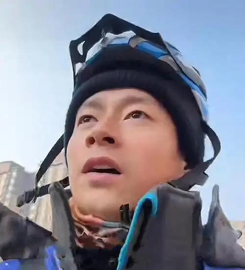 41 岁男演员送外卖，真不是卖惨！
41 岁男演员于清斌送外卖的事儿最近闹得沸沸