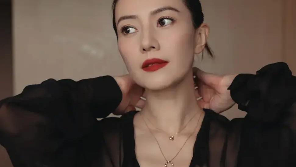 高圆圆身穿黑色透视裙+绿色抹胸裙，女神范儿十足！