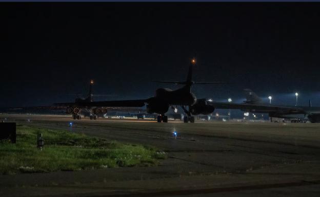 美方轰炸机编队升空，直达中国近海，想用对胡赛的打法对付中国？当美国B-1B"枪骑