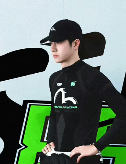 王一博有点难受
黄景瑜花300万买了张去太空的体验票，王一博是真的气呀，不是气他