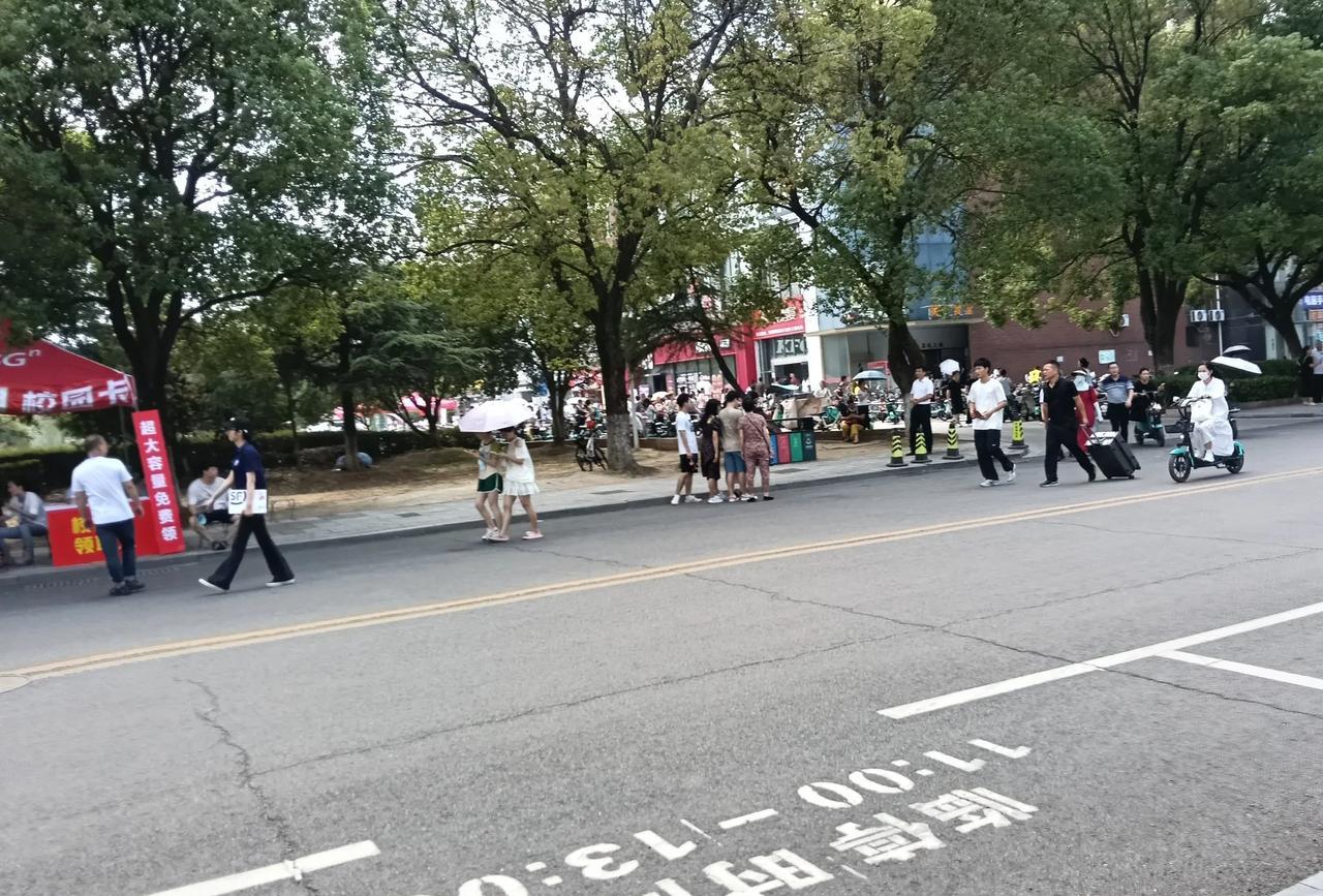 现在上大学咋花钱那么多呢？我估计一个月1500元钱的生活费，恐怕够不了。
儿子还