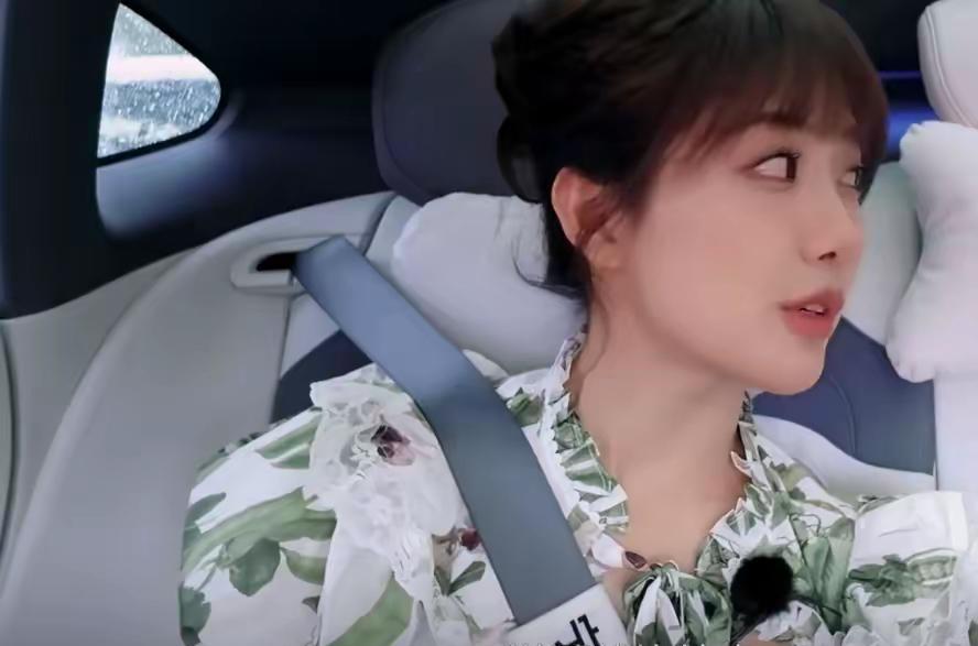 谁说女星就该活成精致橱窗里的人偶？李艺彤偏要撕开这层包装纸。在综艺里，她语速快得