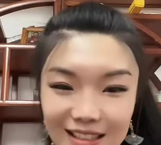 张伯鑫老婆让嫂的反噬来了
       让嫂这两天砸缸迅速发酵，直播间里的热度比