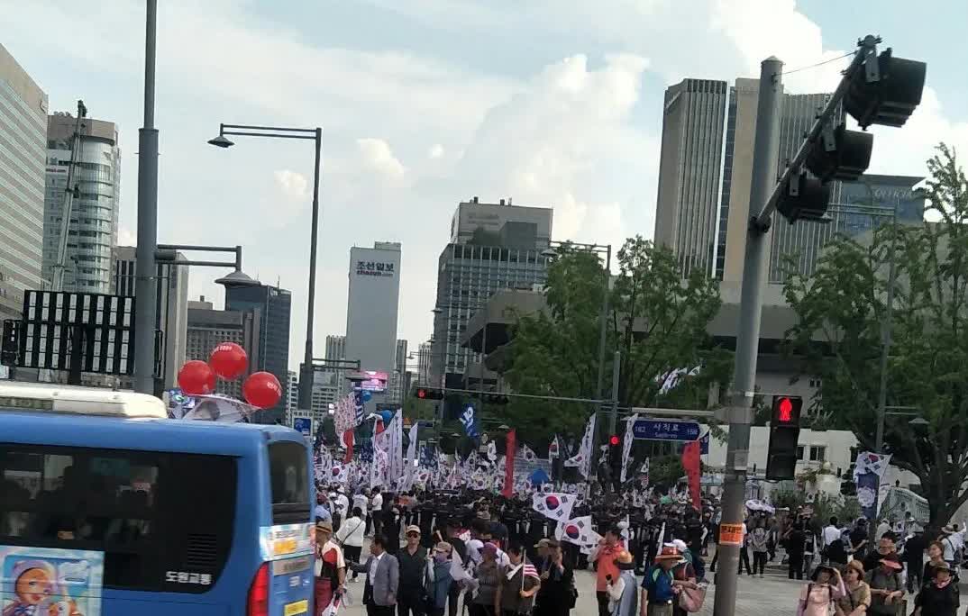 小小的韩国与四川成都比，太小太落后了。
下图是韩国首尔闹市区，当天首尔正在举行