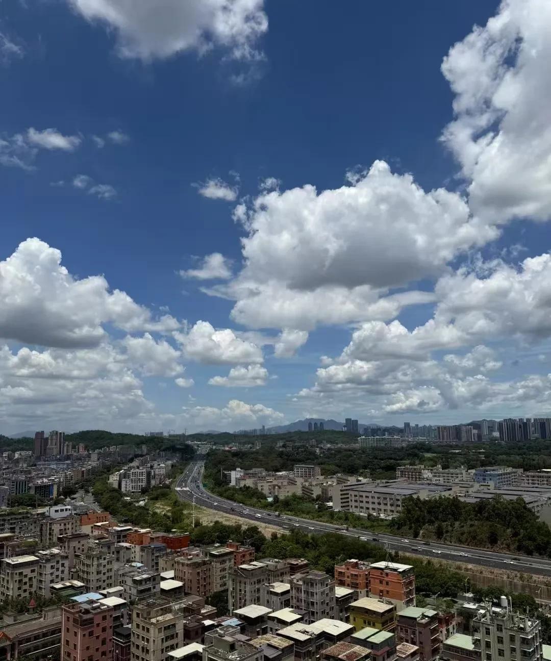 满分作文——《这一刻，我无比幸福》
     幸福有时像颗突然爆开的跳跳糖，没有