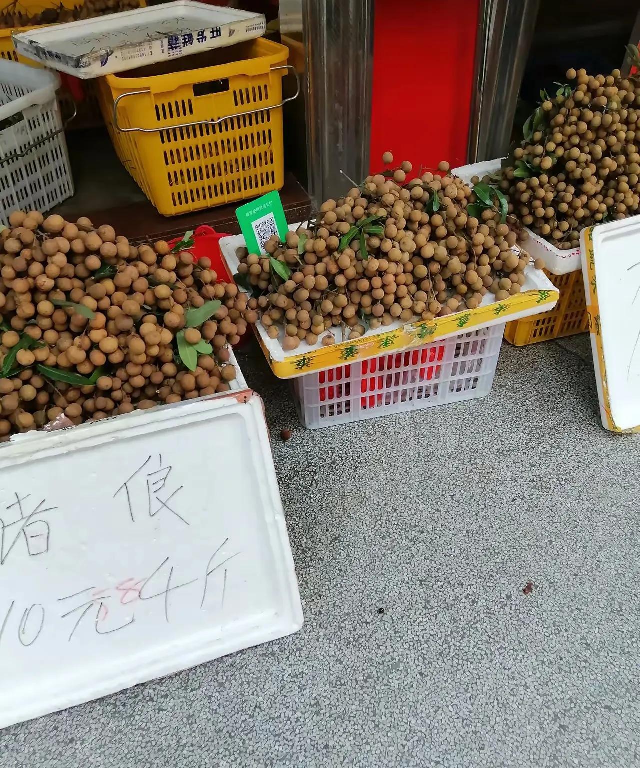 广东的农民，山区粤西地方就是如此，丰收之际，果子虽多但价格极低，这就损害了农民的
