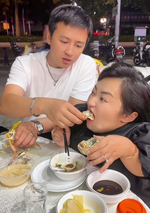 大双大方承认，吃软饭也是靠他自己的本事。

一次直播中，大双让那些躲在手机后面一