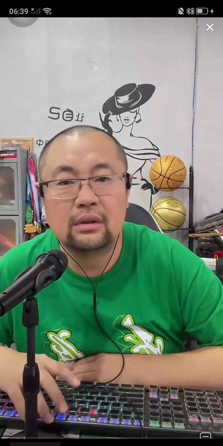 昨晚二人转演员贾队长在直播间与球迷互动时，对胡金秋的为人大加赞赏，称之为国产石佛