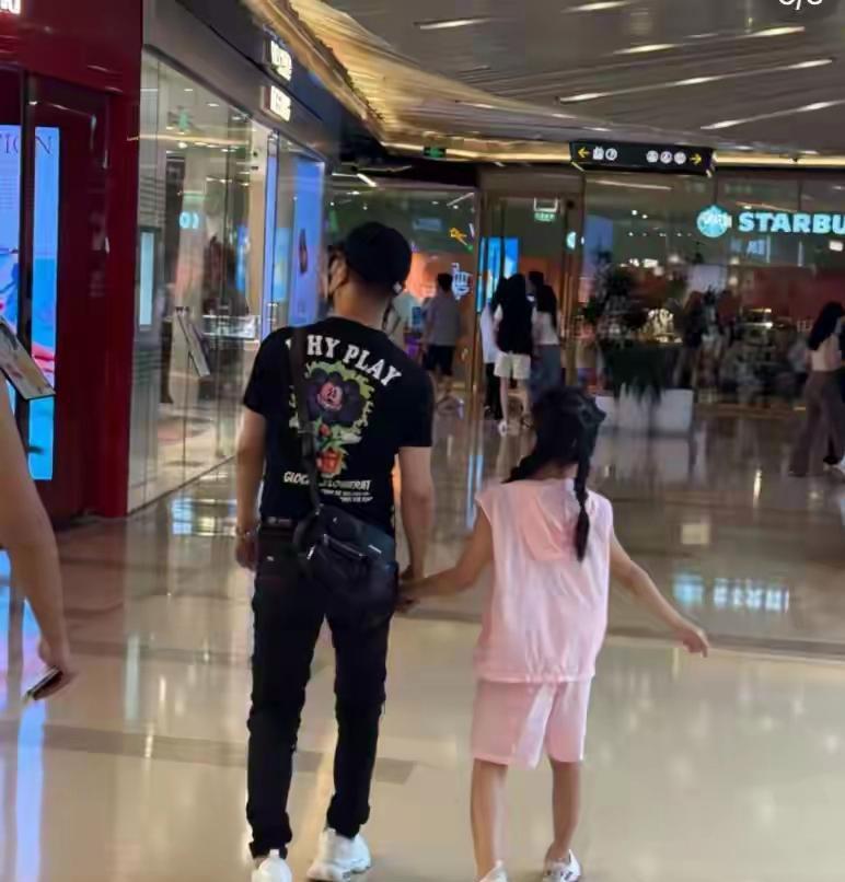汪峰和女儿太像了，走路姿势一模一样，看腿型两人都是罗圈腿，不愧是父女俩，连步调出