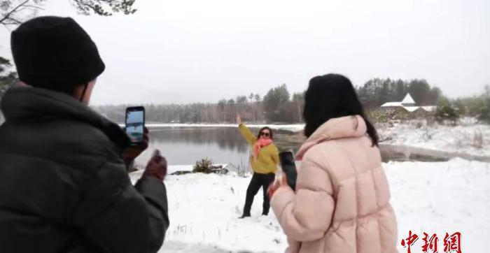 你在返程堵车，他在黑龙江看雪，我在杭州蒸桑拿！
[微风]今天是国庆旅游返程高峰，