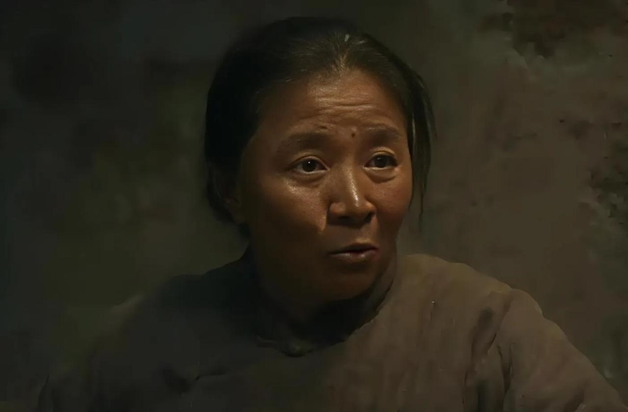 被《生万物》中迟蓬饰演的婆婆彻底圈粉！她缝补旧衣时眼角的温柔，怒怼丈夫时颤抖的青