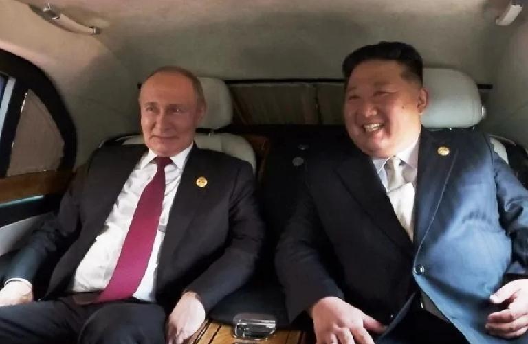 没想到朝鲜出了个战略家，这真是时势造英雄！
俄朝两国领导人同乘一辆车，其脸上的笑