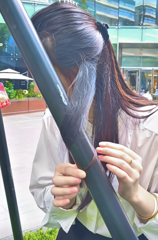 天热的钢管都可以烫发了

