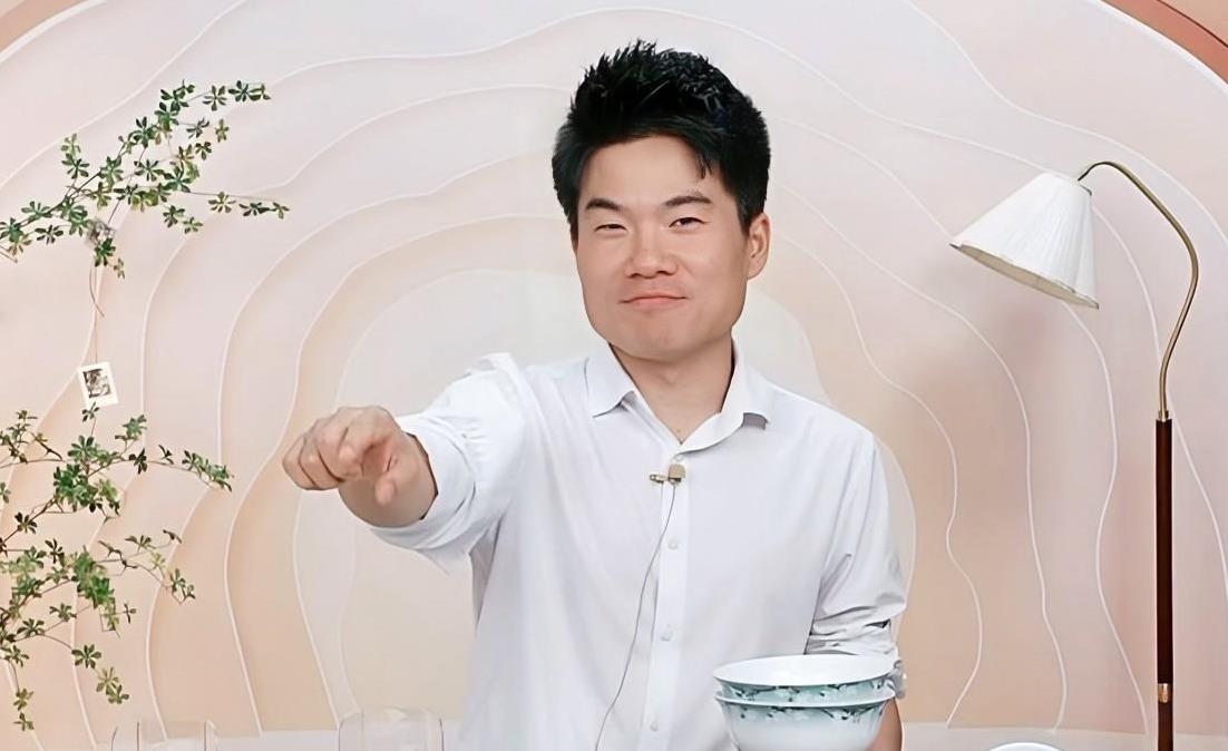 “你是扁桃体啊，这么爱发言（炎）”[笑哭]
这是董宇辉刚才跟粉丝相爱相杀时说的话