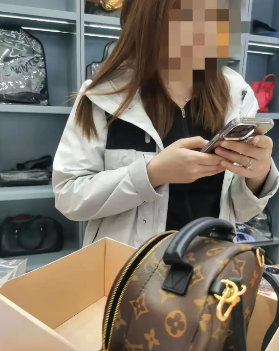 冤大头！赔这么多钱
 一女子21年花了15900元买了一个LV包包，开始感觉很有