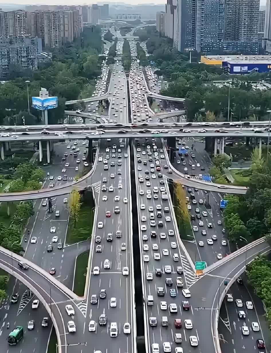比亚迪的仓库已经塞不下车了。 

最新数据显示，全国汽车库存突破350万辆，
