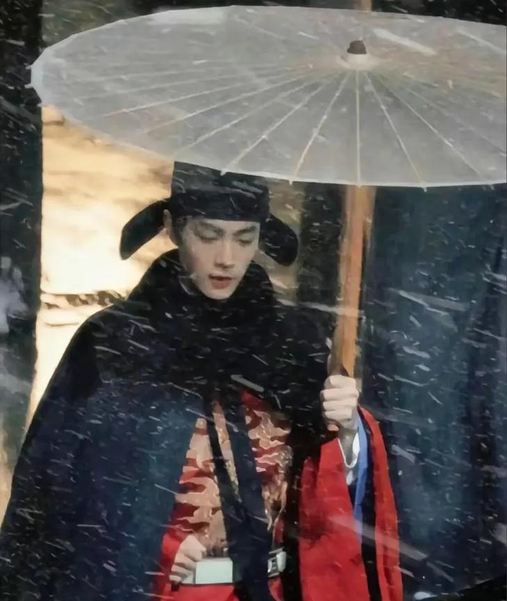 肖战创作“藏海传”采访花絮
在近期多场深度访谈中，肖战以极具洞察力的视角解构《藏