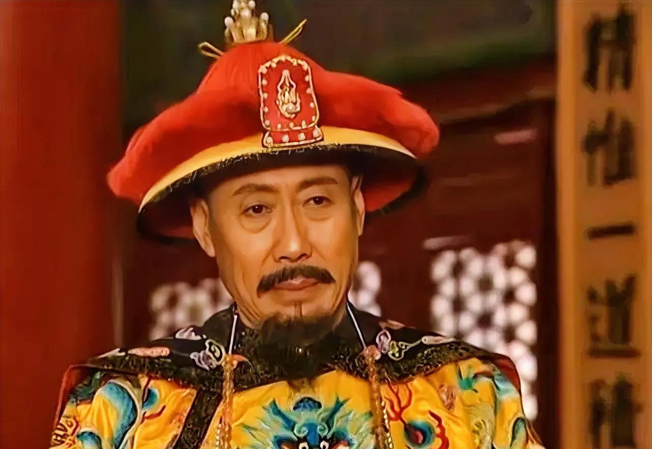 隆科多出宫那天，面色苍白，脚步急促，一言不发。他拐进一条北城的深巷，停下，倚墙喘