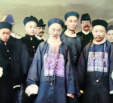 这张照片拍摄于1890年。这一年，张之洞五十四岁。可是，他的头发与胡须皆白。面对