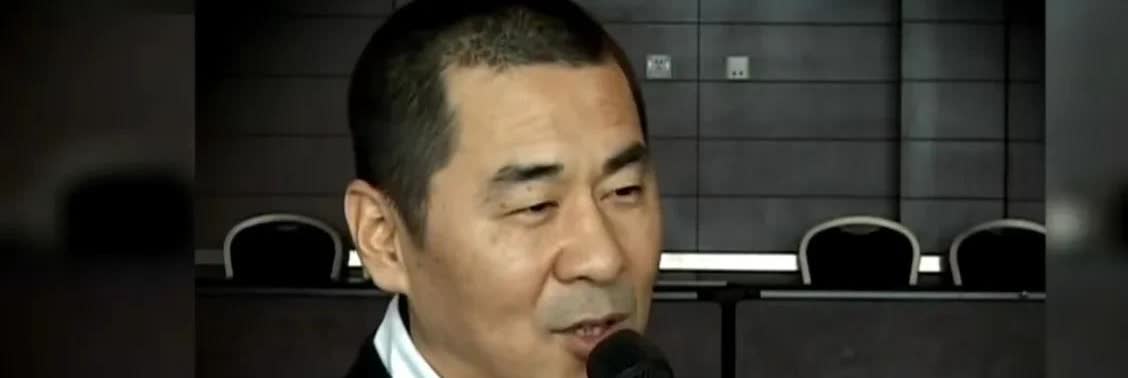 演员陈建斌说：“有次我在和辛柏青聊天时，他说他有天晚上，等到家里人都睡了，自己一
