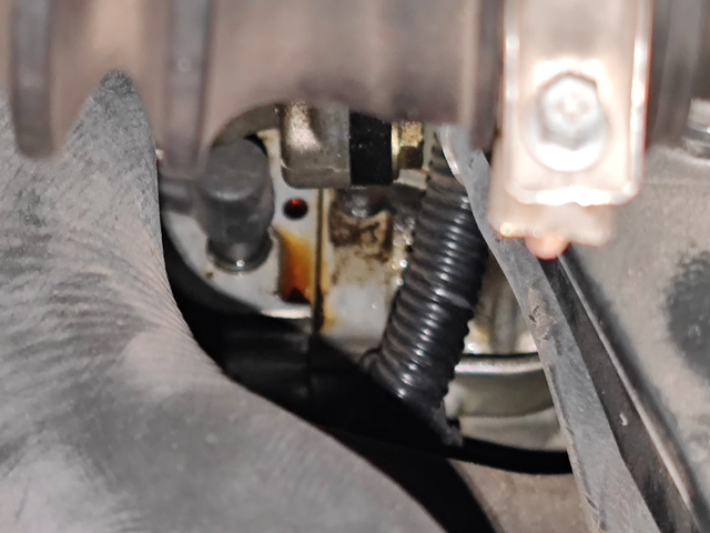 十代半雅阁变速箱漏油
2年1.6万公里 昨天加玻璃水发现变速箱漏油 明天去4儿子