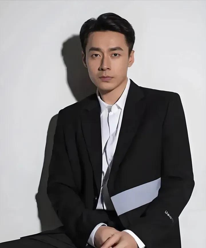 没有脱不下的长衫，  
41岁男演员于清斌转行送外卖了。  
他穿着制服在街头狂