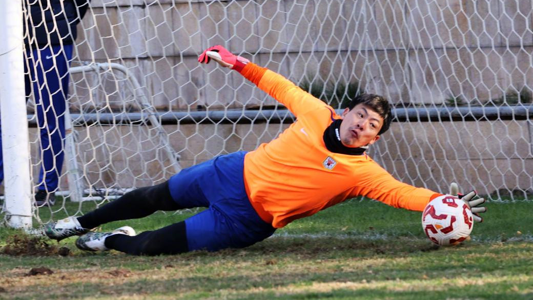 泰山队公开训练，四外援在列，多位小将参加合练，后防线要调整