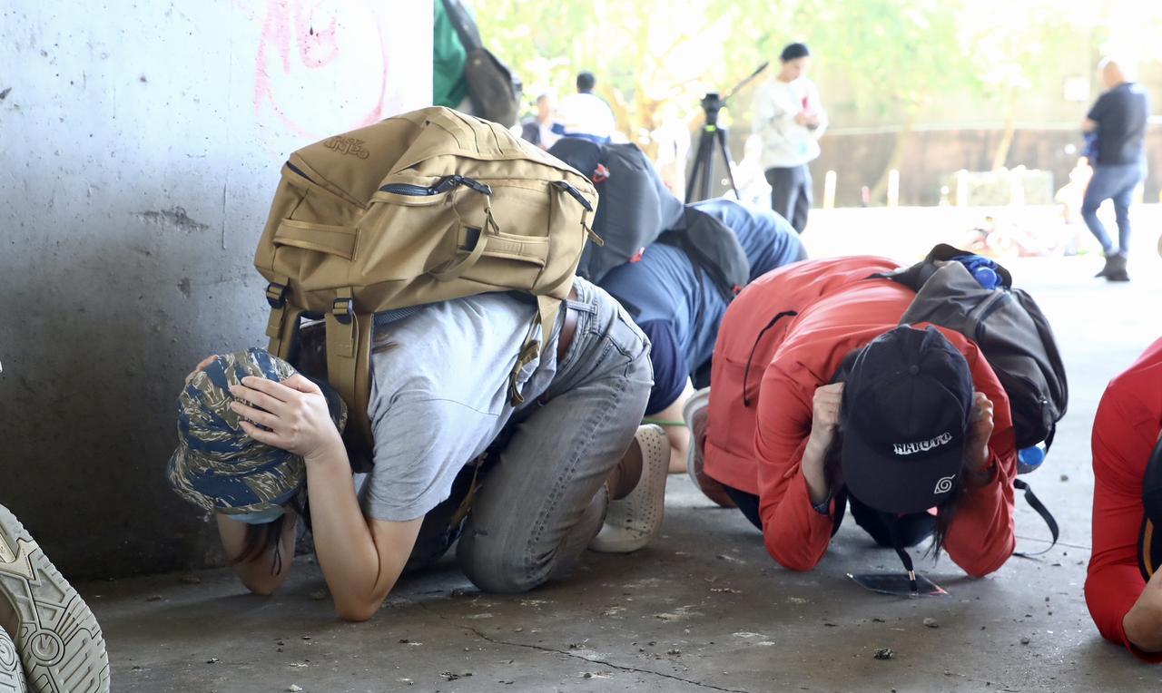 黑熊学院以“蓝鹊行动”为名又玩起了“模拟战时民防演训”，“伤员”横七竖八躺着，现
