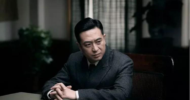 解放战争中，一名中共地下党员叛变，主动向中统特务长官自首，承认自己的身份并提供了