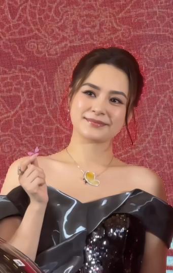 44 岁钟欣潼杭州现身，看着像 20 多！
杭州活动现场，
钟欣潼穿无袖抹胸裙亮