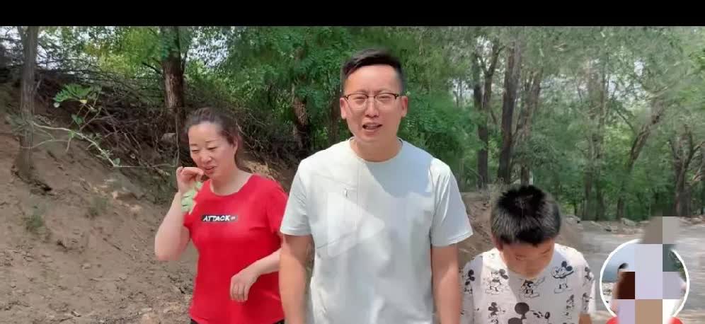 农哥这次也不装了，也不表演了，直接自豪的说他外甥聪聪结婚的大型连续剧正式开始了。