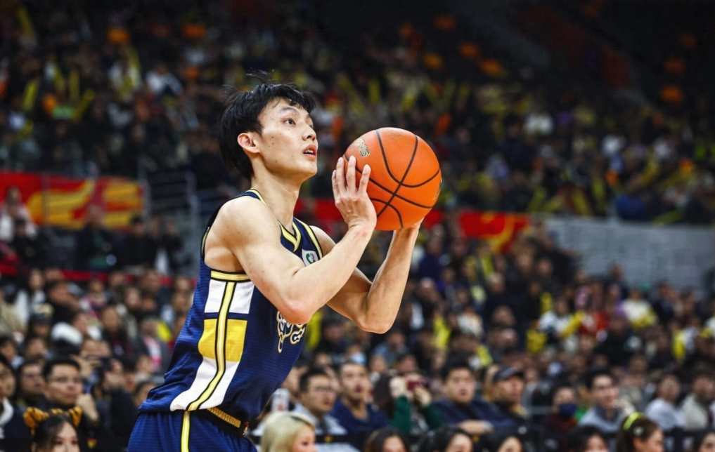 1月1日CBA常规赛，广东74-105客场不敌北京。比赛中，徐杰被倒地的周琦撞倒