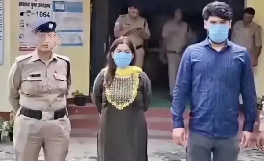 何其悲哀，印度一名13岁少女，只是个学生，正值青春美貌之际，竟然被亲生母亲送给她