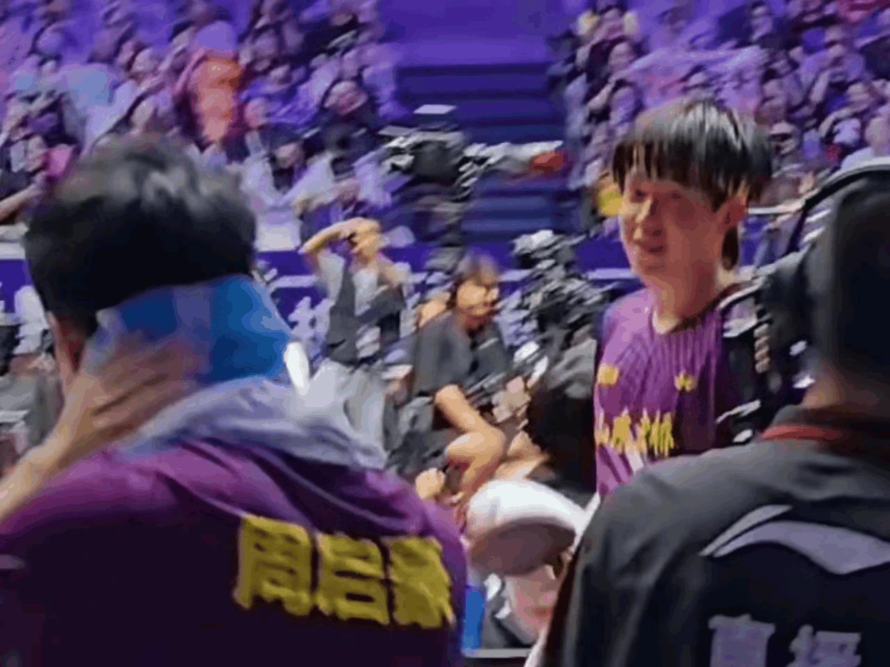 大头这也是
现学现卖
打完单打下场
祝周启豪
满电，满电
厦门乒超
大头真的很快