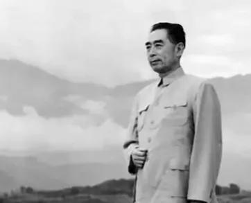 1942年7月，周总理突然从外面闯进来，冲着邓颖超就喊：“小超，你太过分了，这么