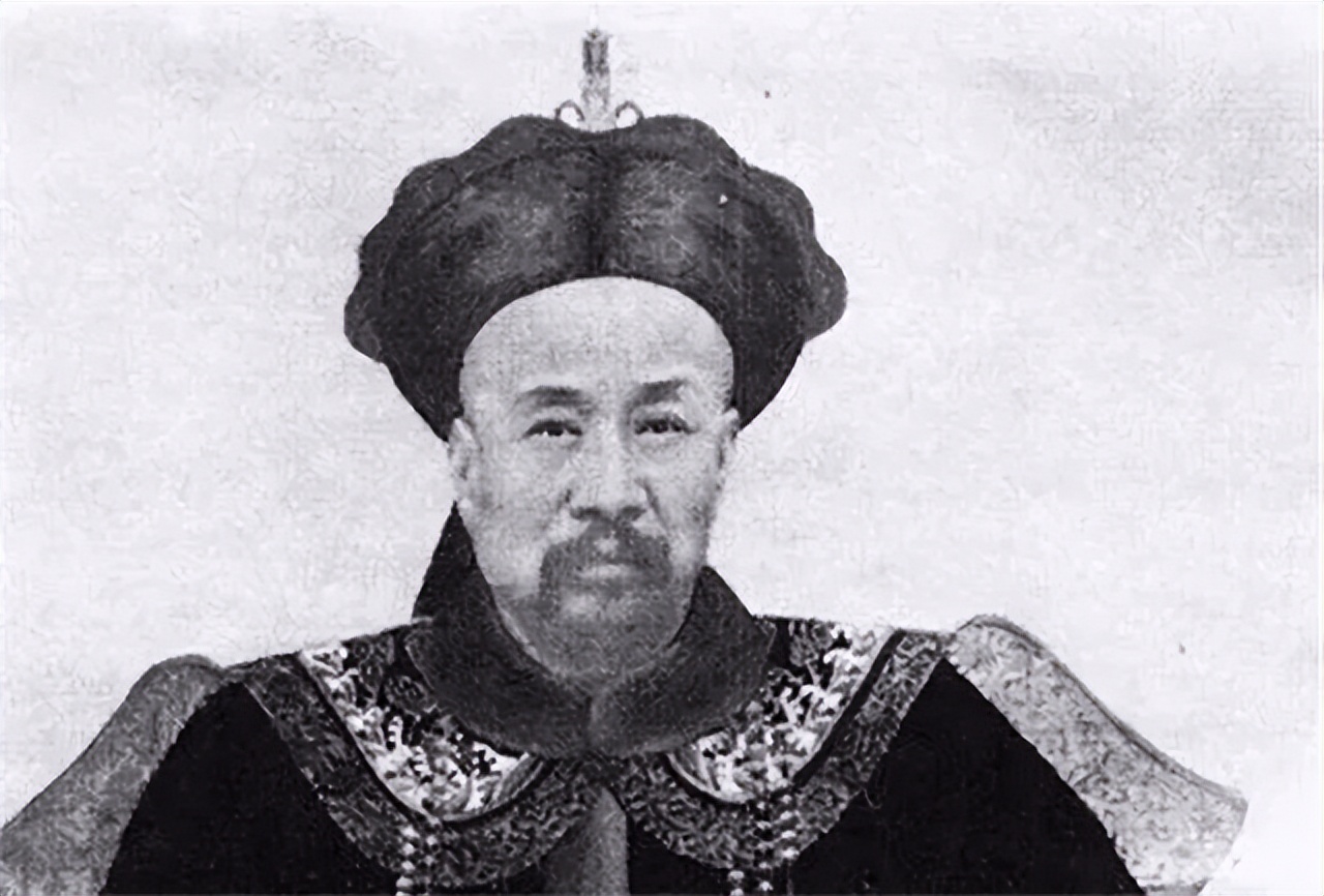 1899年，王懿荣病了，家仆抓药回来，他突然想看看药材。正是这样一个不经意的举动