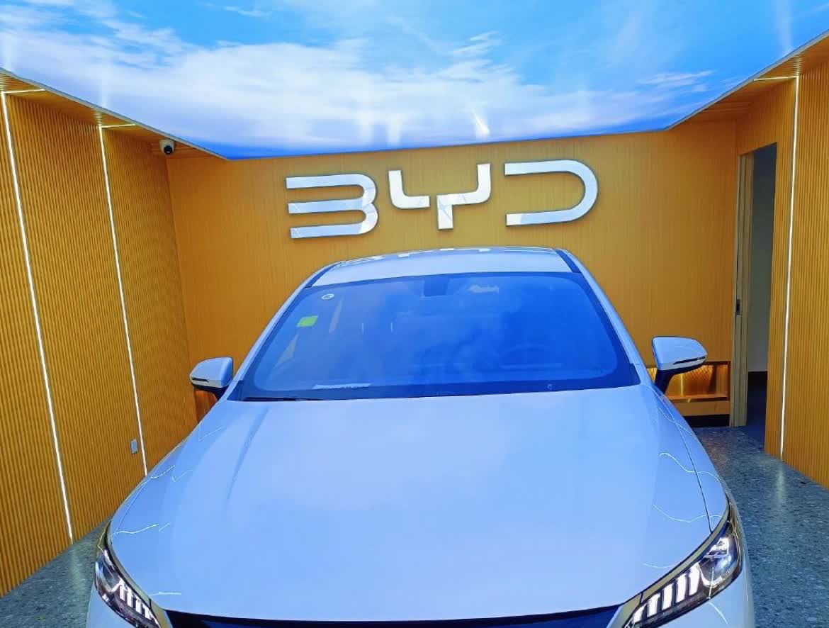 家里亲戚3年前花14万6千8买了台比亚迪秦跑网约车，这几年挣的全贴进折旧里了，相