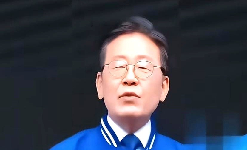 总统上任首次会议：忘词啦！











---










