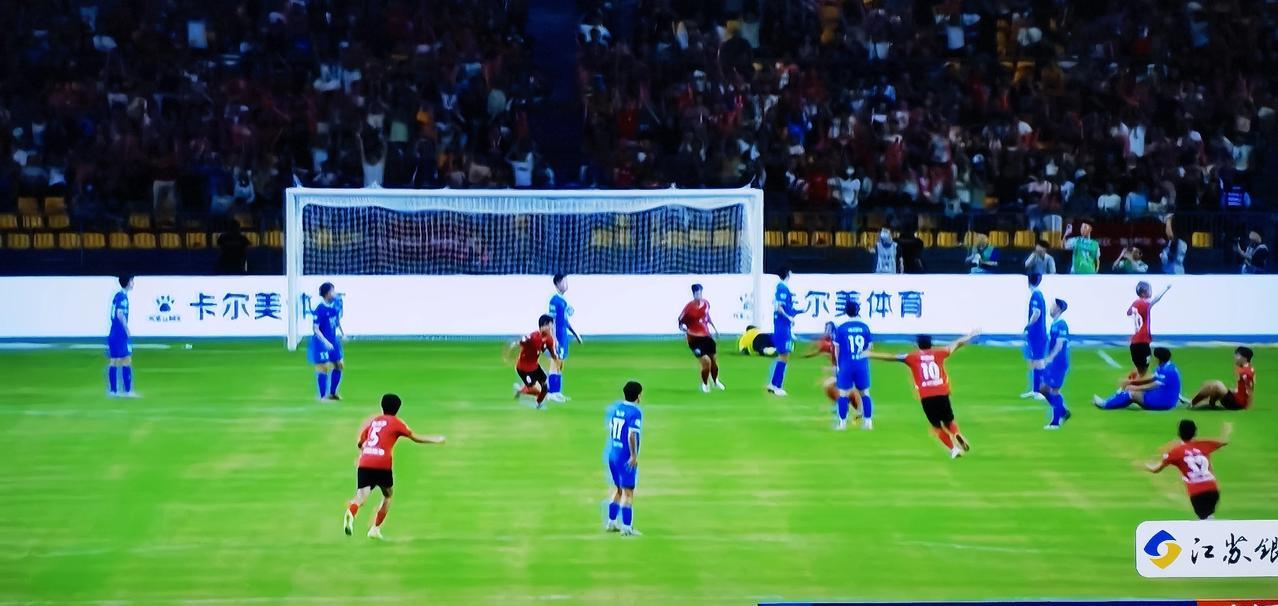 尹韩龙左脚抽射，1:0，为南通队率先拿下1分。这一射，让国足5年抬不起头来。