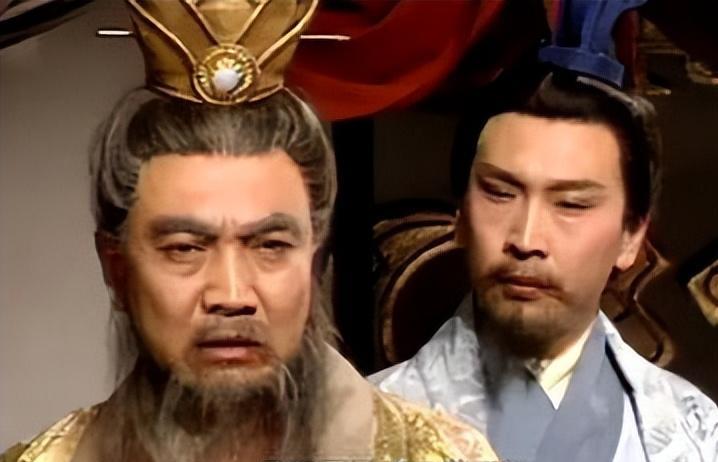 建安二年冬，许都相府。寒风卷着血腥味钻进厅堂，丁夫人手中的茶盏突然坠地。曹操带回