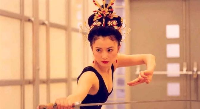 2001年，霸王花李赛凤二婚嫁给了身价百亿的富商罗启仁，可结婚才6年，她就趁老公