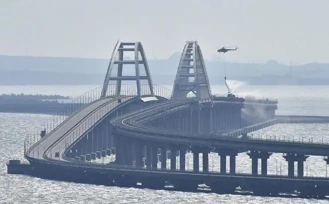 乌克兰袭击克里米亚大桥    画面曝光

俄罗斯再遭沉重打击，克里米亚大桥被